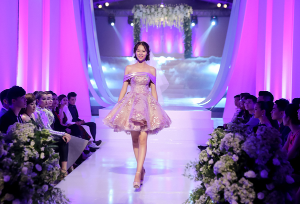 Trong phần thử thách catwalk theo nhóm, một lần nữa các thí sinh được khoác lên mình những bộ váy lộng lẫy. Tuy nhiên chủ đề lần này là trình diễn váy cưới theo phong cách ngọt ngào, trên sàn runway với 30 khách mời.