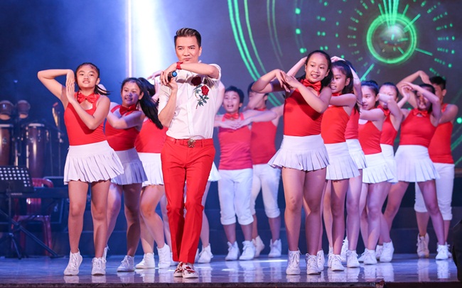 Hơn 3 tiếng đồng hồ, ngoài các tiết mục của khách mời, Mr Đàm đã thể hiện hơn 25 ca khúc với các thể loại nhạc Trẻ, nhạc bolero, nhạc Ngoại lời Việt và các bản remix sôi động. Hầu hết các ca khúc đều khá quen thuộc với khán giả yêu mến anh: Tình nhạt phai, Tình có như không, Làm sao anh biết, Anh nhớ em vô cùng, Tình người ngoại đạo, Yêu em cả trong giấc mơ, Chờ đông, Trong tầm mắt đời…