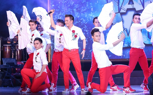 Mặc dù tối hôm trước anh có một đêm diễn đến hơn 1h sáng tại phòng trà MTV của mình nhưng giọng ca Say Tình vẫn xuất hiện tại đêm nhạc Tan Vỡ với một 13Win19 ưu đãi hấp dẫn và giọng hát đầy hưng phấn.