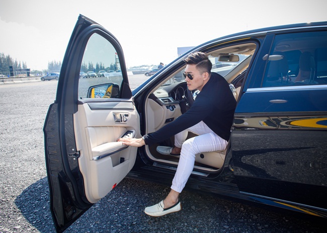 Vốn là khách hàng VIP của thương hiệu này, vợ chồng MC Hồng Phượng cùng nghệ sĩ xiếc Quốc Nghiệp đã dành ngày chủ nhật trải nghiệm những thử thách thực thụ phía sau tay lái trên đường đua và những tình huống lái xe an toàn. 