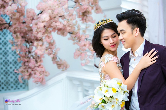 Bên cạnh những shoot hình thể hiện sự lãng mạn, gắn kết, Dương Triệu Vũ – Ngọc Thanh Tâm không ngại thay đổi phong cách để có những khoảnh khắc vui vẻ, hài hước bên nhau. 