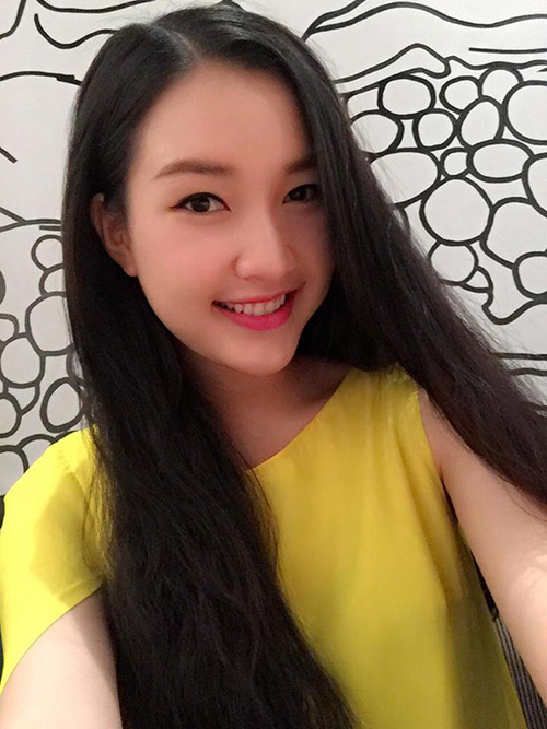 Ngọc Trân vốn có làn da mịn màng nên cô chỉ tô chút son rất nhạt để có vẻ đẹp tự nhiên.