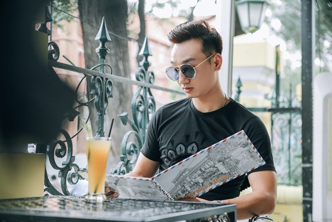 Những tranh luận ồn ào tại Nhân tố bí ẩn của các huấn luyện viên trong live show vừa qua cũng gây không ít phiền toái đến chàng MC của chương trình  Thành Trung.Khi truyền thông bủa vây, anh chọn cho mình cách thư giãn tại một quán cà phê yêu thích tại Sài Gòn trước khi trở về Hà Nội.
