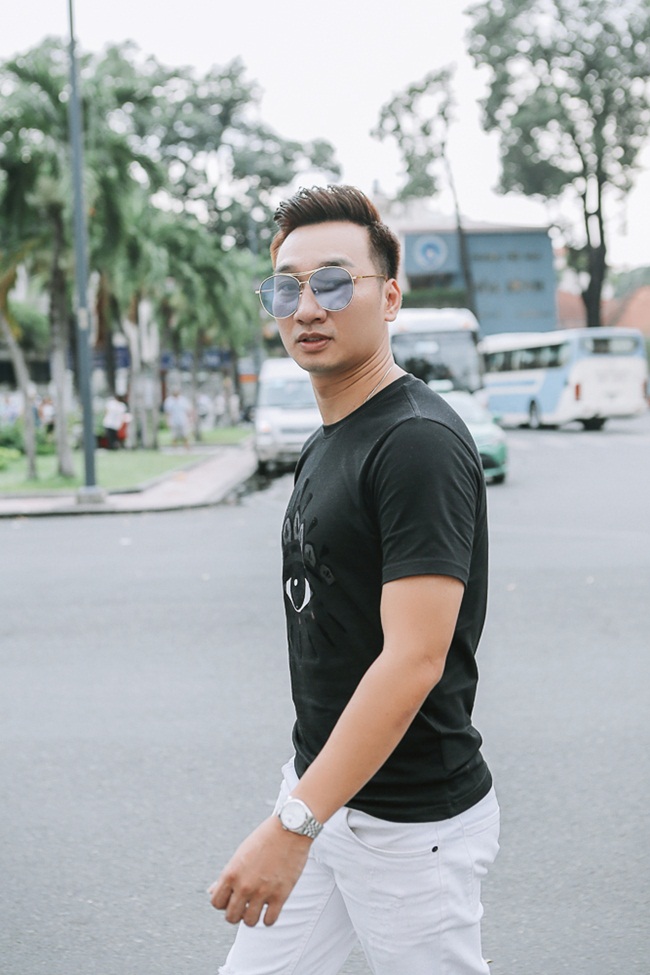 Thành Trung cũng không quên ghé quán cà phê yêu thích của mình tại Sài Gòn. Anh cho biết mình đã nghiện Cafe De La Poste và không thể không ghé trong những lần công tác tại đây. 