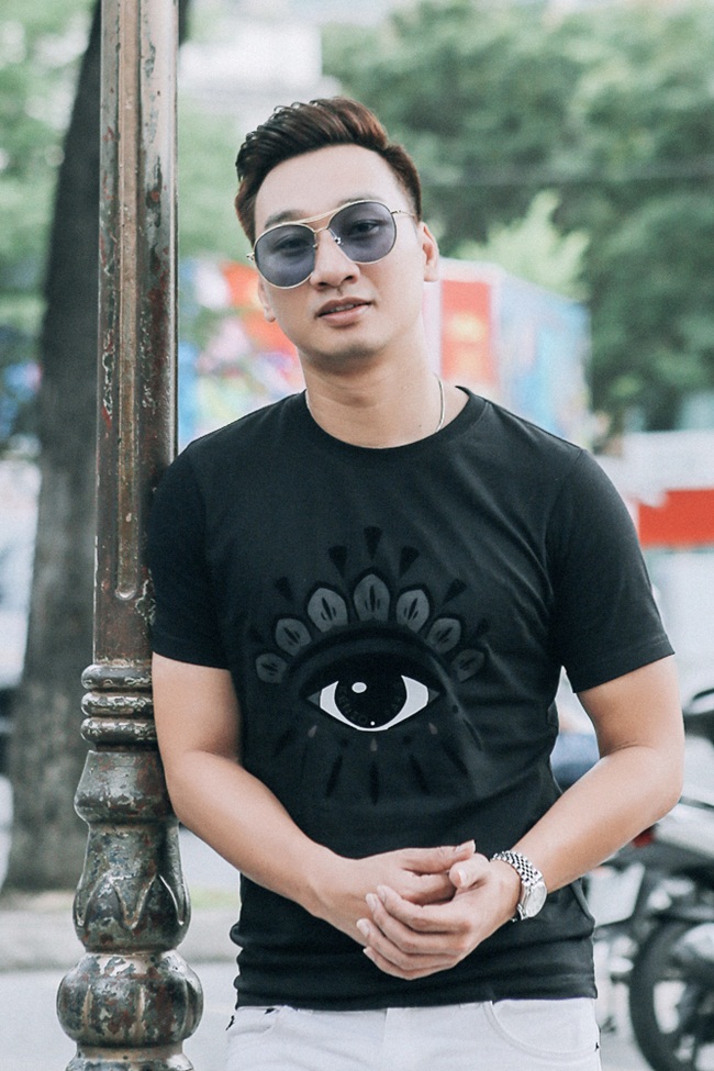  Đồng thời đây là nơi anh hay làm việc cùng ekip và chính không gian này đã giúp anh có nhiều ý tưởng mới mẽ cho công việc của mình. Và không biết từ bao giờ thì không gian này đã trở thành nơi khiến anh nhớ Sài Gòn nhất.