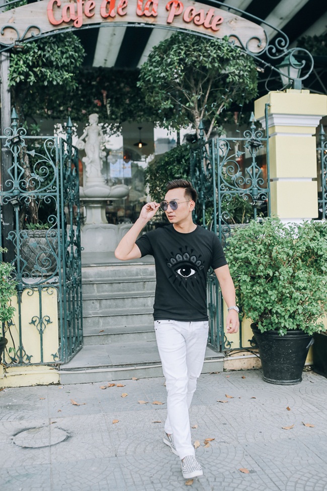 Thành Trung gợi ý đây là không gian đậm đặc của Pháp, đưa bạn đi lên chuyến tàu từ Sài Gòn đến Paris một lệ một cách nhanh chóng nhất chỉ với hành lý là không gian và cảm xúc. Bởi Cafe De La Poste sẽ gợi nhớ cho những ai đã từng đến Paris, một không gian Pháp tràn ngập từ đồ ăn, thức uống đến âm nhạc và cả cung cách phục vụ. 