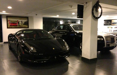 Bộ đôi siêu xe Ferrari 458 Italia và Rolls-Royce Ghost trong garage của Cường