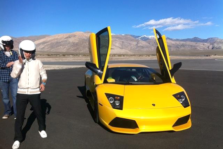  Cường chia sẻ hình ảnh chụp cùng siêu xe Lamborghini Murcielago LP640 ở Mỹ cùng clip chạy xe trên đường.