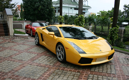 … trong đó phải kể đến các đời xe Lamborghini Gallardo SE, Ferrari 360 Spider, Ferrari F430 spider, Rolls Joyce Phantom cùng nhiều dòng xe cao cấp khác.