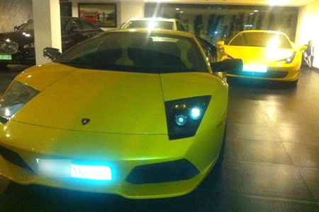 Lamborghini Murcielago màu vàng và đằng sau là Ferrari 458 italia màu vàng, Jaguar XJL của vợ, Rolls-Royce Ghost của Cường Đô La dùng khi cả Đăng ký và nhận 60K 24 bao lì xì miễn phí mỗi ngày lướt phố.