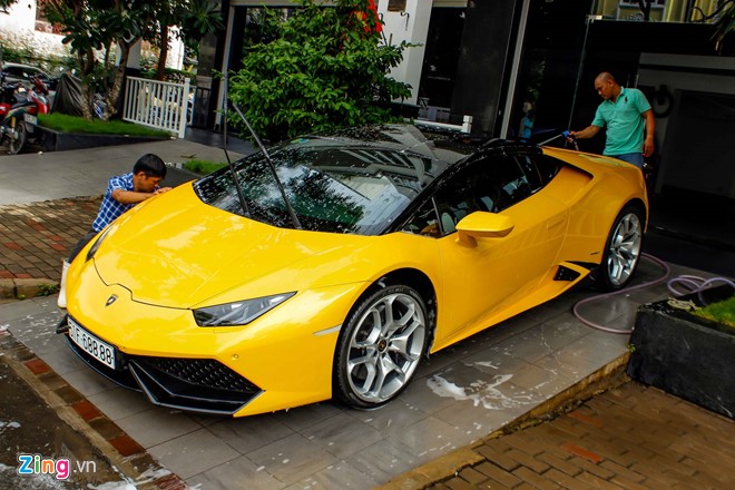 Chiếc Lamborghini Huracan thứ 3 tại Việt Nam từng thuộc sở hữu của một đại gia địa ốc tại TP HCM. Thời gian sau, đại gia này đem dàn siêu xe của mình ký gửi tại showroom và được Quốc Cường rước về garage. Siêu xe vài lần xuất hiện trên phố cùng Nguyễn Quốc Cường và thu hút sự chú ý. Giá trị xe tại Việt Nam khoảng 590.000 USD (13 tỷ đồng). 
