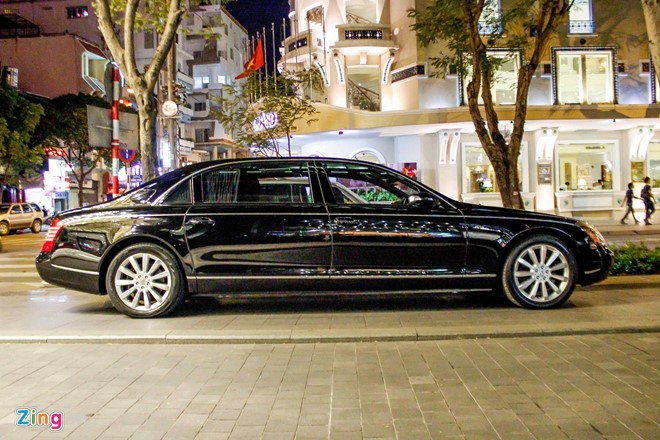 Maybach 62S, chiếc xe sang trọng nhất thế giới, đối thủ trực tiếp của Rolls-Royce Phantom cũng mới được doanh nhân Quốc Cường đưa về. Maybach 62S là phiên bản đặc biệt của Maybach 62 với số lượng sản xuất rất hạn chế và có giá khoảng 460.000 USD tại Mỹ. Trước đây, doanh nhân Nguyễn Quốc Cường từng sở hữu chiếc Rolls-Royce Phantom màu trắng. 