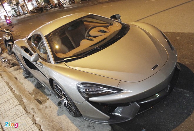 McLaren 570S đầu tiên và duy nhất Việt Nam cho đến thời điểm này đã về garage của doanh nhân Nguyễn Quốc Cường. Đây là siêu xe đàn em của 650S, đối thủ trực tiếp của Lamborghini Huracan và Ferrari 488 GTB. 570S được nhập về nước hồi cuối tháng 7. Giá cơ sở của mẫu xe này là 187.300 USD, rẻ thứ 2 trong Đăng ký và nhận 60K 24 bao lì xì miễn phí mỗi ngày siêu xe McLaren. 570S sử dụng động cơ V8 tăng áp kép, dung tích 3.8 lít, công suất cực đại 562 mã lực và 599 Nm mô-men xoắn. Hộp số tự động 7 tốc độ, ly hợp kép, truyền dẫn cầu sau bán tự động. Thời gian tăng tốc từ 0-100 km/h trong 3,1 giây, tốc độ tối đa 328 km/h. 