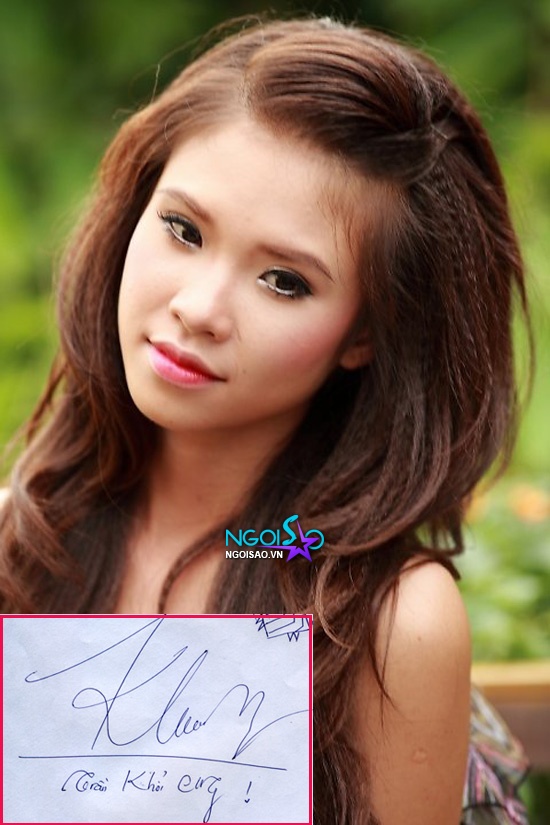 Khởi My có chữ ký khá mềm mại.