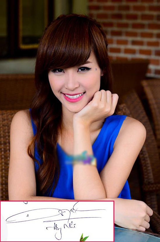 Đông Nhi có chữ ký khá uốn lượn.