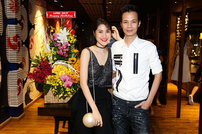 ỗi người mỗi vẻ nhưng rạng rỡ đến chúc mừng đồng nghiệp, người bạn thân thiết Hoàng Hải.