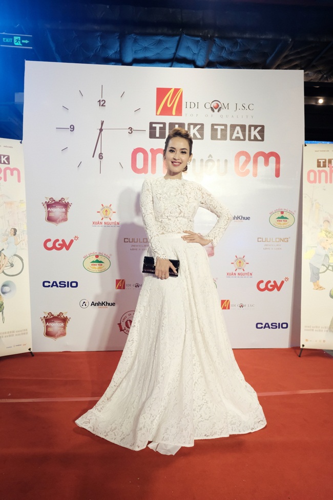 Cuối tuần qua, bộ phim điện ảnh Việt Nam mang tên Tik Tak Anh yêu em đã có buổi ra mắt khan giả tại TP. HCM. Đảm nhận vai nữ chính trong phim, diễn viên Tú Vi đã có mặt tại sự kiện và thu hút sự chú ý của truyền thông và khách mời.