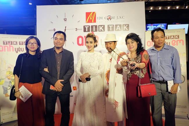 Bên cạnh Tú Vi, Tik Tak anh yêu em còn có sự góp mặt của NSUT Thành Lộc, Tú Vi, Lương Thế Thành, Hiếu Hiền, ca sỹ Hồ Việt Trung, Trương Nam Thành, Trung Dân, Lê Bình… 