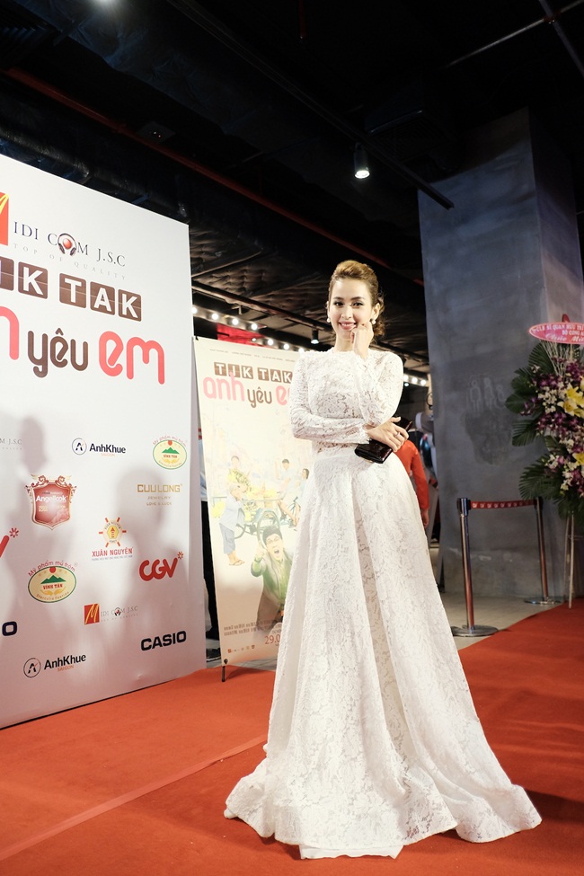 Được biết, cô vừa trở về từ phim trường bộ phim “Đời cho ta bao lần đôi mươi” do cô đảm nhận vai trò sản xuất và là một trong những diễn viên chính của phim.