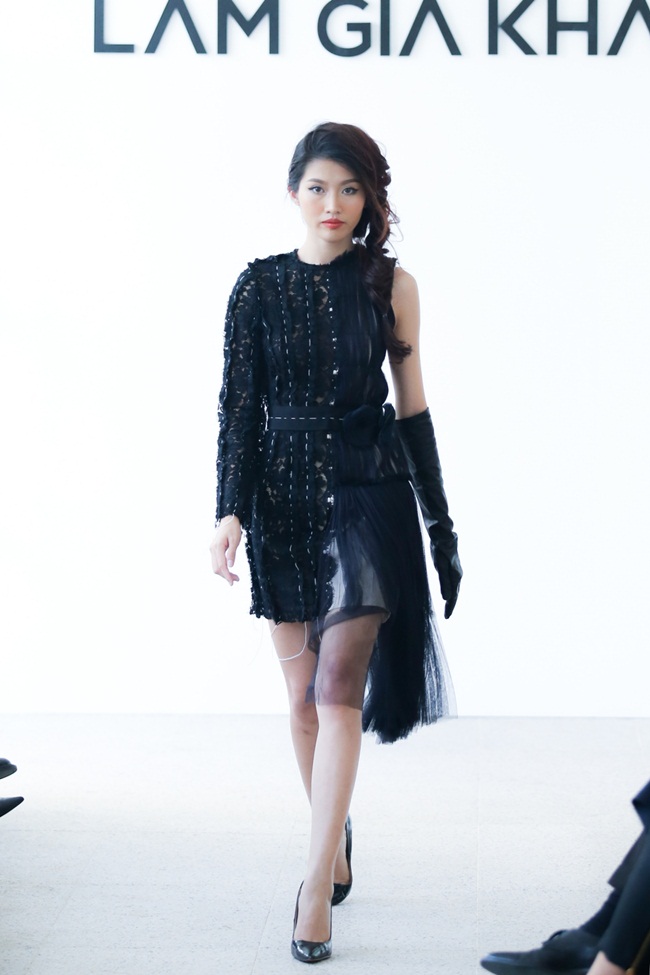Ngày 30/7 vừa qua, Quỳnh Châu bất ngờ trở lại sàn catwalk sau thời gian dài vắng bóng. Cô tham gia trình diễn BST Thu/Đông 2016 của nhà thiết kế Lâm Gia Khang. 