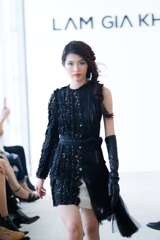 Người đẹp tự tin sải những bước catwalk cuốn hút. Ngoài ra, biểu cảm và thần thái trên gương mặt của người đẹp thể hiện vẻ trưởng thành. Quỳnh Châu như “lột xác” khỏi hình ảnh ngây ngô thuở mới vào nghề.