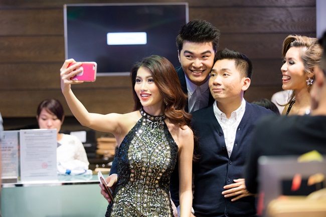 Tại sự kiện, cô chụp ảnh cùng các đồng nghiệp khác như diễn viên Hồ Vĩnh Khoa và người mẫu Minh Tú. 