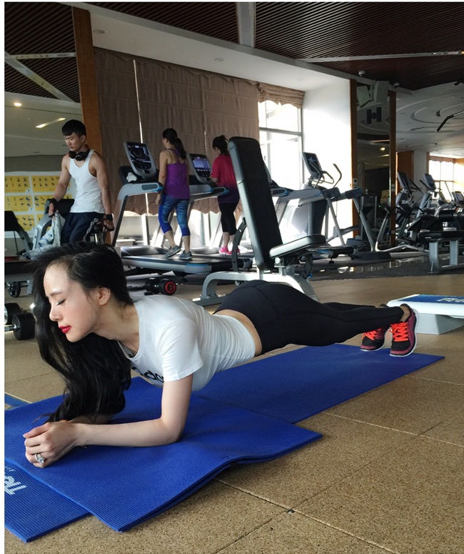 Cô còn chia sẻ để giúp phụ nữ sau sinh nhanh hồi vóc dáng thì các mẹ hạn chế ăn tinh bột, chất béo. 