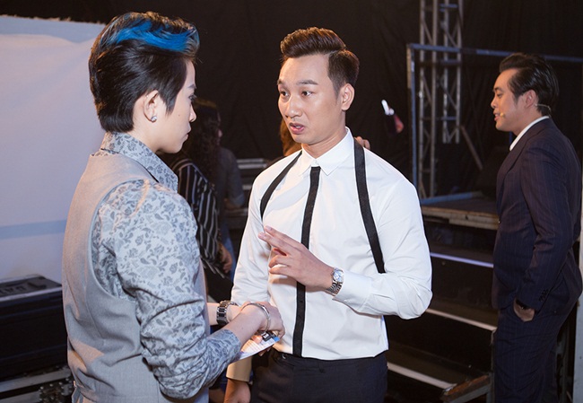 Live show Nhân tố bí ẩn tối qua còn tạo được những điểm nhấn thu hút từ các phần biểu diễn của các thí sinh sau những ồn ào từ tuần trước với nhiều tranh cãi trái chiều mà Thành Trung đã linh hoạt gỡ rối.