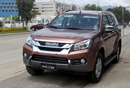 Cuối cùng, ISUZU mu-X. ISUZU mu-X xây dựng dựa trên khung gầm xe bán tải.Ở thiết kế bên ngoài, mu-X có hệ thống lưới tản nhiệt chia 2 khoang mạ crôm. Cụm đèn pha được thiết kế cỡ lớn dạng thấu kính Projector nối liền cụm lưới tản nhiệt kết hợp với dải đèn LED chiếu sáng ban ngày.