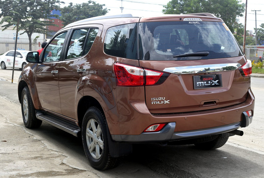 Tại thị trường Việt Nam, Isuzu mu-X được phân phối với 2 phiên bản : ISUZU mu-X 2.5L MT (2WD) và ISUZU mu-X 3.0L AT (2WD) và có giá bán 899 triệu cho phiên bản 2.5L MT và 960 triệu cho phiên bản 3.0L