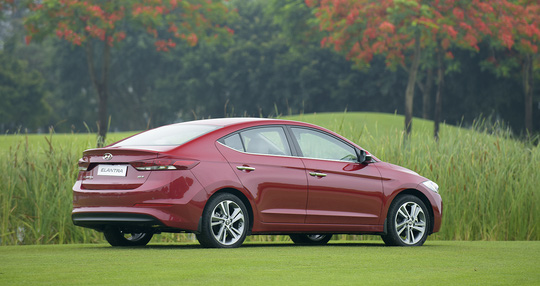 Elantra 2016 là thế hệ thứ 6 của mẫu sedan cỡ trung Hyundai Elantra, và trên phiên bản mới này Hyundai đã thêm vào nhiều điểm cải tiến cả về thiết kế nội và ngoại thất so với thế hệ cũ. Ra mắt ngày 13/7, Hyundai Elantra 2016 đang được bán với giá từ 719-839 triệu đồng.