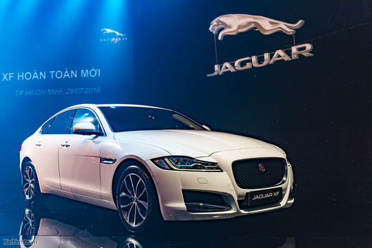 Thứ ba, Jaguar XF 2016. So với phiên bản cũ, mẫu xe Jaguar XF không có quá nhiều thay đổi, ngoại trừ chiều dài của xe ngắn hơn 7 mm và thấp hơn 3 mm so với người tiền nhiệm, trong khi đó phần chiều dài cơ sở của xe tăng thêm 51 mm lên 2.960 mm.
