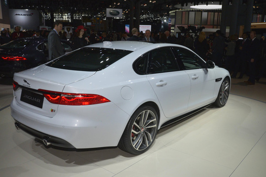 Ra mắt ngày 28/7 tại thị trường Việt Nam, Jaguar XF 2016 có 2 phiên bản tùy chọn động cơ bao gồm: Phiên bản động cơ i4 tăng áp 2.0 lít, công suất 240 mã lực và mô-men xoắn đạt 340 Nm, vận tốc tối đa 248 km/h , tăng tốc từ 0-100km/h trong 7 giây.