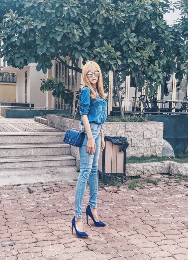 Nữ ca sĩ Hương Giang Idol mang đến nhiều bất ngờ cho công chúng với hình ảnh mới lạ vô cùng hút mắt với mái tóc vàng. Đi cùng với đó cách trang điểm và ăn mặc của cô cũng gây sốt trong những ngày qua.