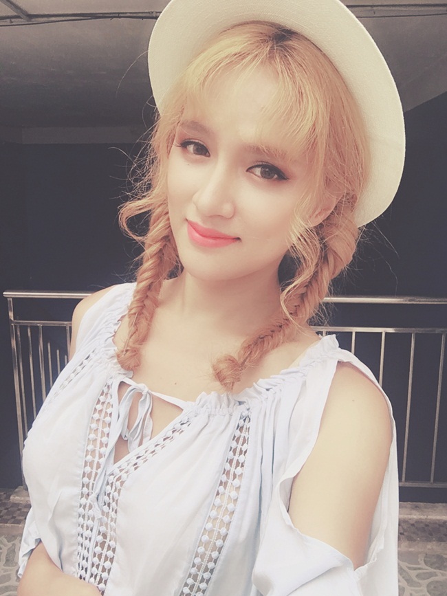 “Nữ hoàng chuyển giới” luôn biết làm mới. thay đổi hình ảnh của mình trong mắt công chúng, phù hợp với nhiều dự án cũng như luôn muốn hướng đến những nét mới mẽ nhất tránh gây nhàm chán cho công chúng.