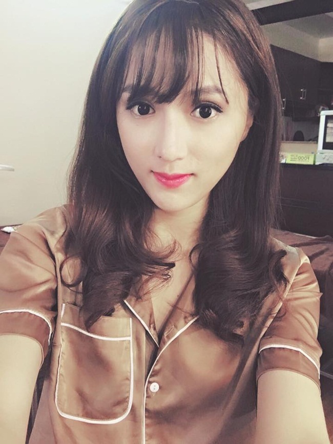 Một số hình ảnh khác của Hương Giang Idol với tóc đen.