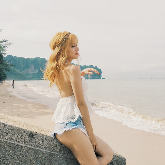 Đối với Hương Giang, cô luôn thể hiện mình không chỉ với những dấu ấn trong nghệ thuật mà còn được nhắc tới bởi phong cách thời trang ngày càng tiến bộ.