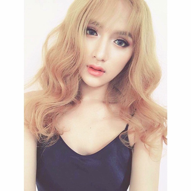 Song hành cùng mái tóc vàng này chính là gợi cảm đầy quyến rũ, Hương Giang khoe những đường cong hút mắt nhất với gu thời trang mới khá nổi loạn.