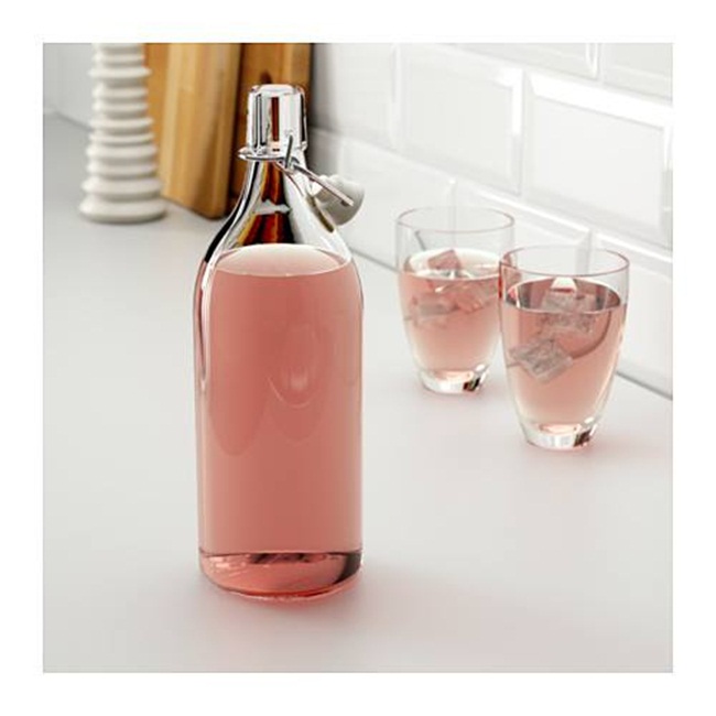 Chai thủy tinh quai sắt KORKEN - IKEA thể tích 1L. Chất liệu thủy tinh trong suốt,nắp chai có gioăng silicone bên trong,bên ngoài là đai kim loại giữ nắp chai kín và chặt tối đa,ngăn chất lỏng trong chai bay hơi cũng như ngăn nấm mốc,độ ẩm và côn trùng xâm nhập từ bên ngoài vào.