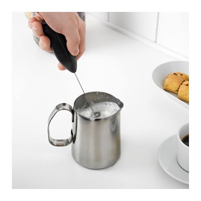 Bạn chỉ cần cho lượng sữa hoặc cafe yêu thích vào cốc,bấm nút trên tay cầm,1 lát sau sẽ được thưởng thức món đồ uống ngon và chuyên nghiệp như ở nhà hàng. Sản phẩm sử dụng pin AA với giá 65.000 đồng.