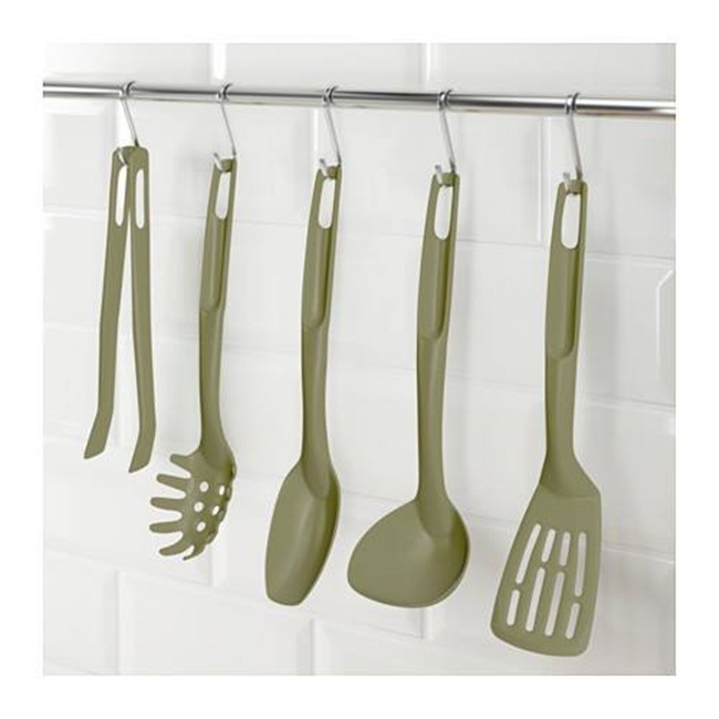 Bộ dụng cụ nấu ăn gồm nhiều món. Giá 195.000 đồng.