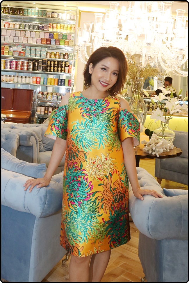 Không chỉ trong sự kiện này mà ở nhiều sân khấu lớn, váy áo hoa cúc đã đồng hành và luôn giúp Mỹ Linh tỏa sáng.