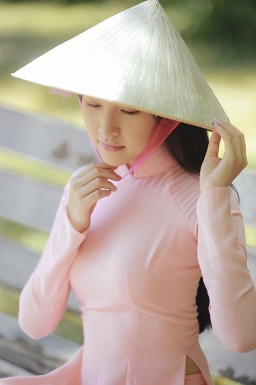 ''Nàng thơ xứ Huế'' chỉ đánh son hồng nhẹ nhàng và xoã tóc dài để giữ hình ảnh mộc mạc, tự nhiên nhất.