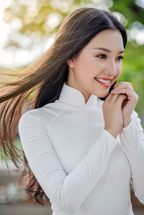 Trước đó, cô gây ấn tượng với khán giả bằng những hình ảnh mặc áo dài trắng và nụ cười dịu ngọt.