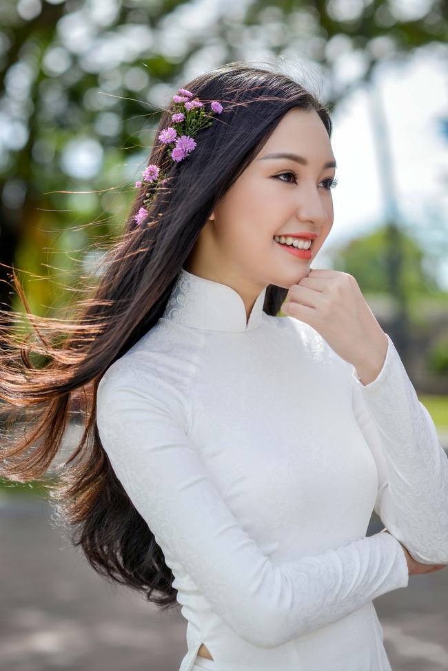 Ngắm những hình xinh đẹp rạng ngời của Ngọc Trân trong tà áo dài truyền thống của dân tộc.