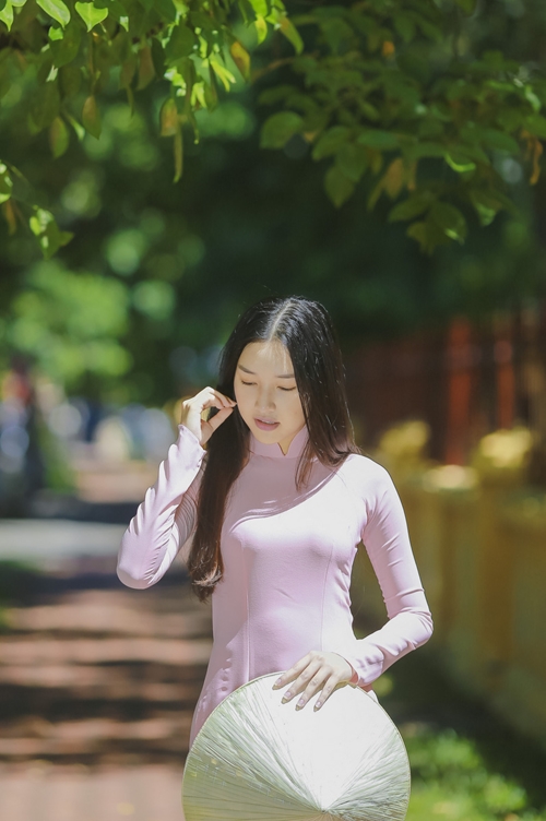 Từng có kinh nghiệm làm người mẫu, lại sở hữu gương mặt hiền thục nên Ngọc Trân không mấy khó khăn khi thể hiện được nét e ấp pha lẫn trầm tư của người con gái cố đô.