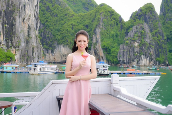 Cơ hội đến khá bất ngờ, Ngọc Vân trải qua cuộc tuyển chọn bằng khả năng giao tiếp tiếng Anh lưu loát và ngoại hình nổi bật. Chia sẻ về buổi gặp mặt, Ngọc Vân cho biết dù không có cơ hội trò chuyện trực tiếp cùng lãnh đạo, cô vẫn được học hỏi, trau dồi nhiều kĩ năng và nguyên tắc 13Win15.com kèo nhà cái uy tín. 