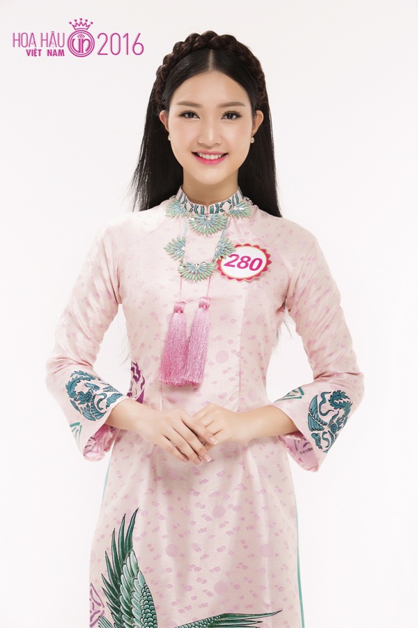 Nhờ vào những thành tích nổi bật, Ngọc Trân vinh dự được tổ chức lễ kết nạp Đảng ngay sau sinh nhật 18 tuổi. Bên cạnh thành tích 12 năm liền là học sinh giỏi của trường chuyên Quốc Học Huế, cô cũng là một cán bộ Đoàn xuất sắc, từng đạt giải Nhì Hội thi Bí thư Chi đoàn giỏi cấp Thành phố. 
