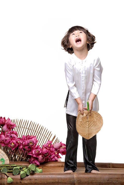 Vốn là một cô bé xinh xắn, hài hước mang thần thái giống mẹ- diễn viên hài Thúy Nga- cô bé Nguyệt Cát luôn là tâm điểm mỗi khi xuất hiện và thu hút người đối diện bởi vẻ lém lỉnh của mình. 