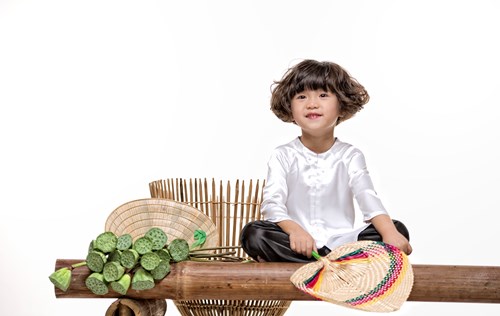 Danh hài Thúy Nga chia sẻ hài hước: “Ở trên sân khấu mình tỏa sáng bao nhiêu thì ở đứng cạnh “bả” mình bị chìm bấy nhiêu, mình cứ như osin cao cấp của “bả” chứ không phải mẹ “bả” nữa rồi”. 